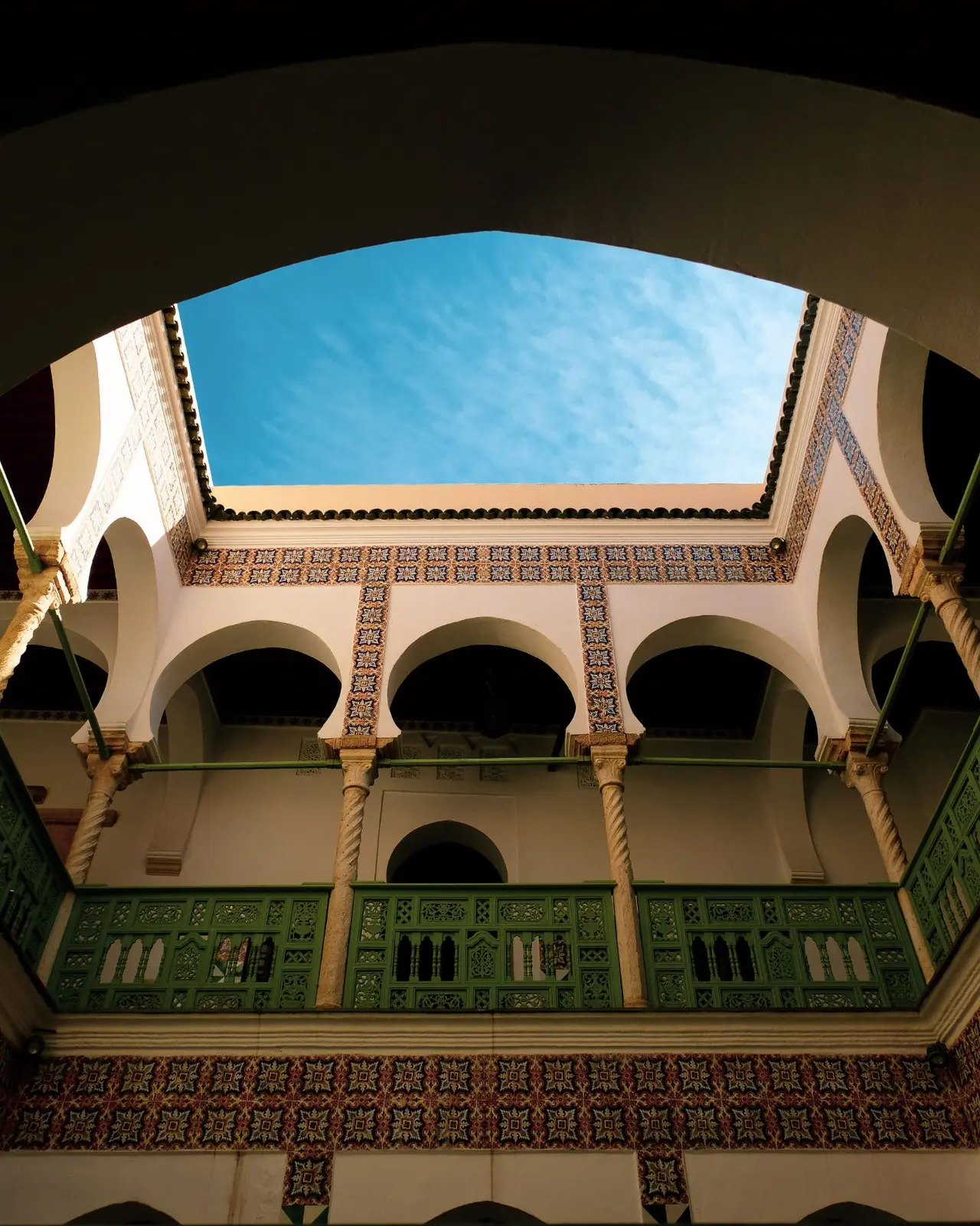 Patio d'une maison traditionnelle algérienne, arcades et faïences