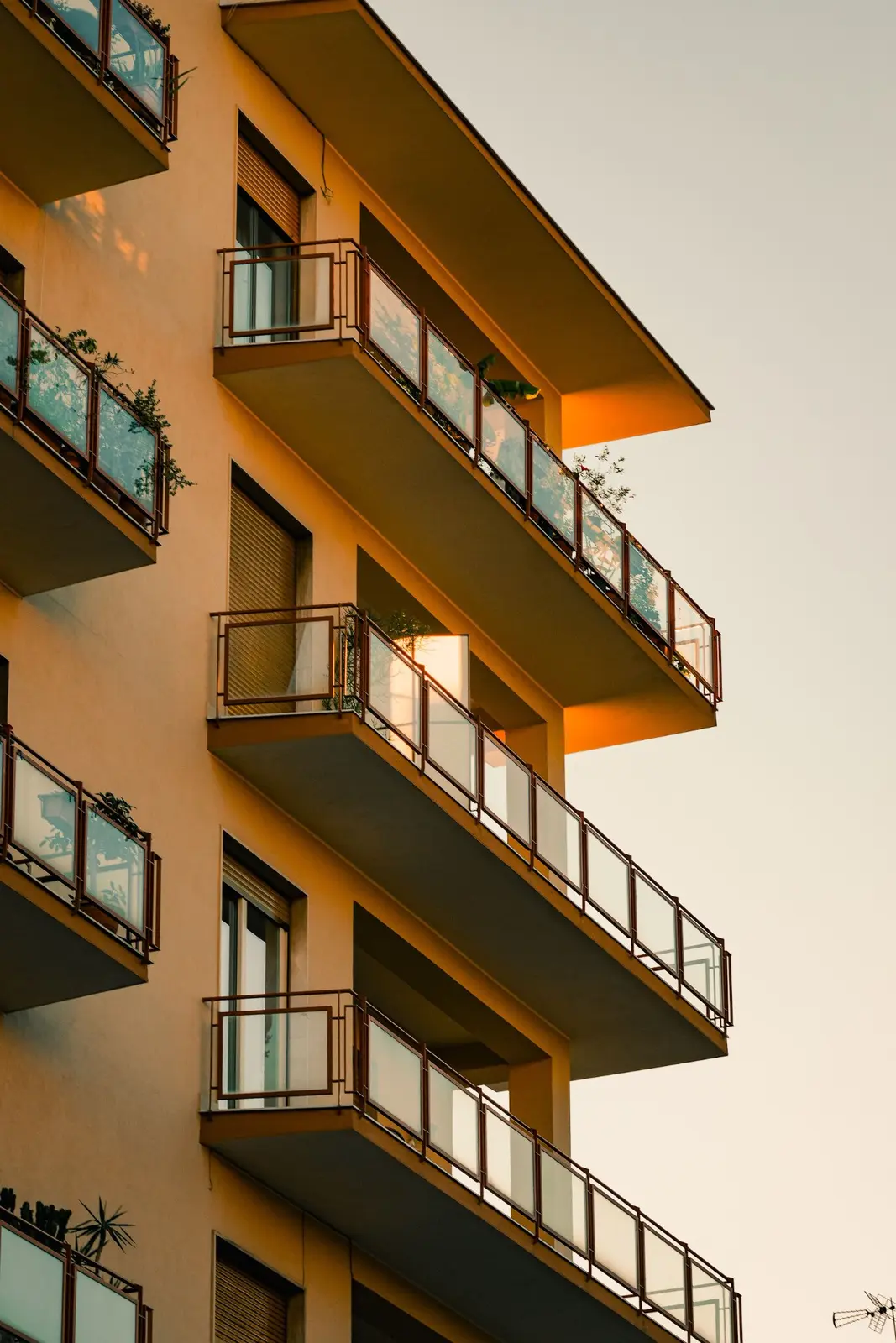 Façade d'immeuble avec balcons au soleil couchant