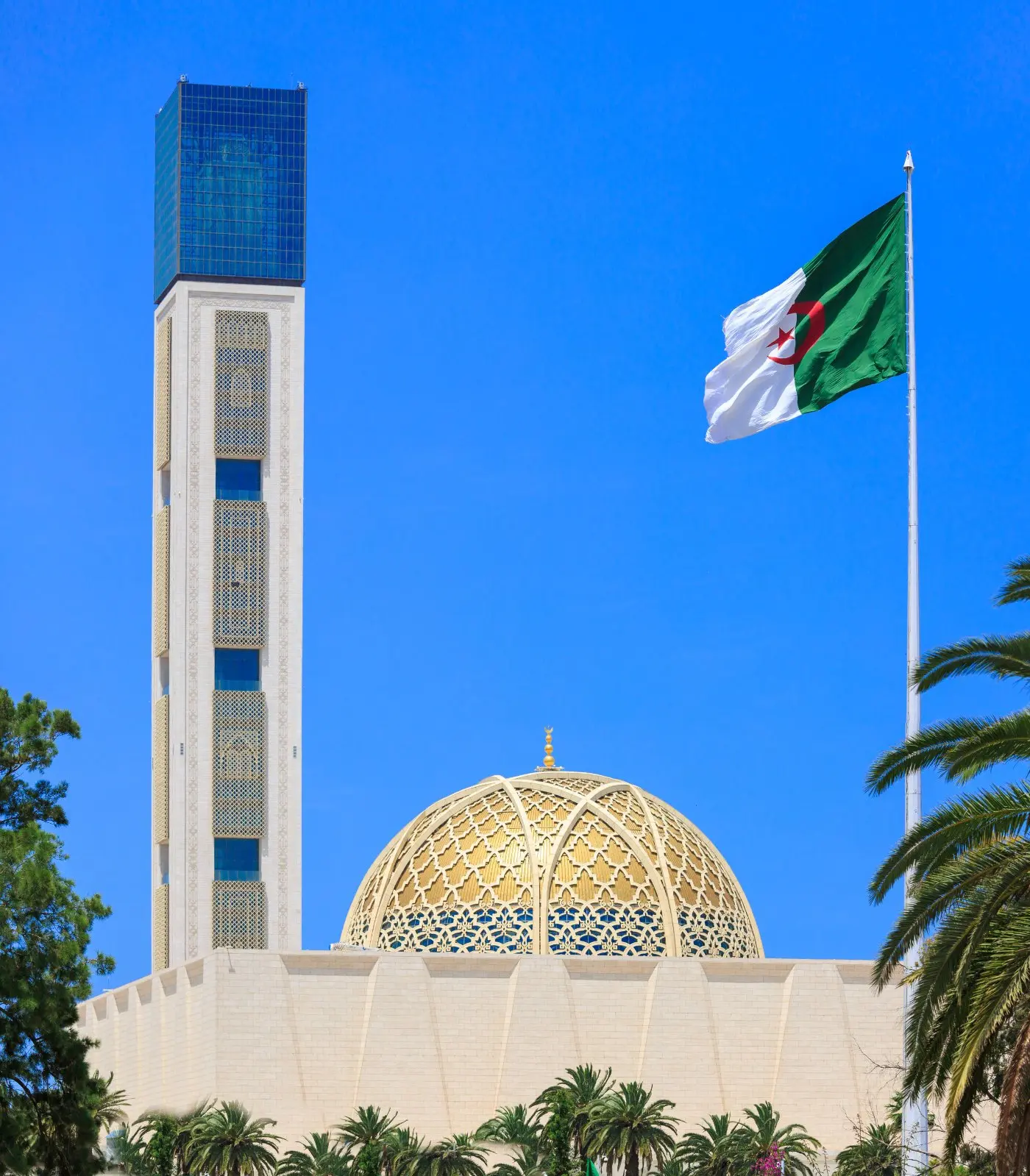 Minaret de Djamaa El Djazaïr et drapeau algérien