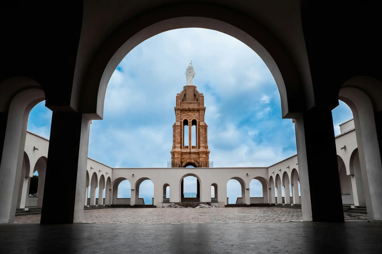 Arcades face au fort de Santa Cruz, Oran