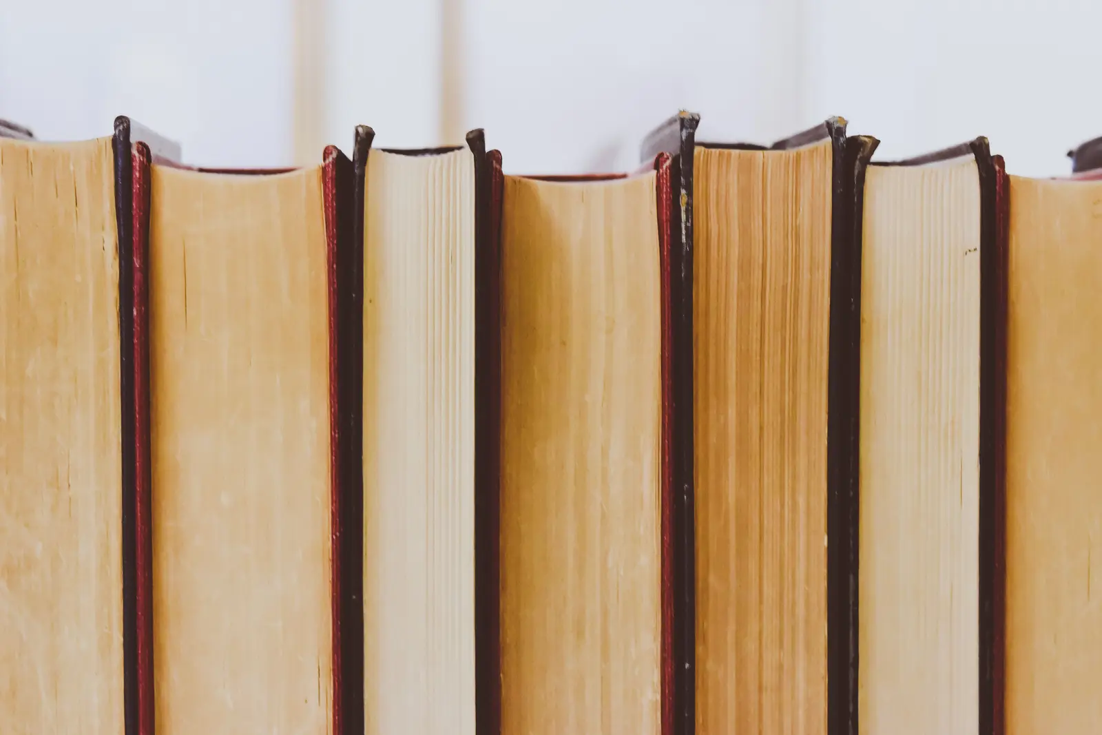 Tranches de livres anciens alignés